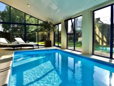 Villa Contemporaine avec Piscine Intérieure